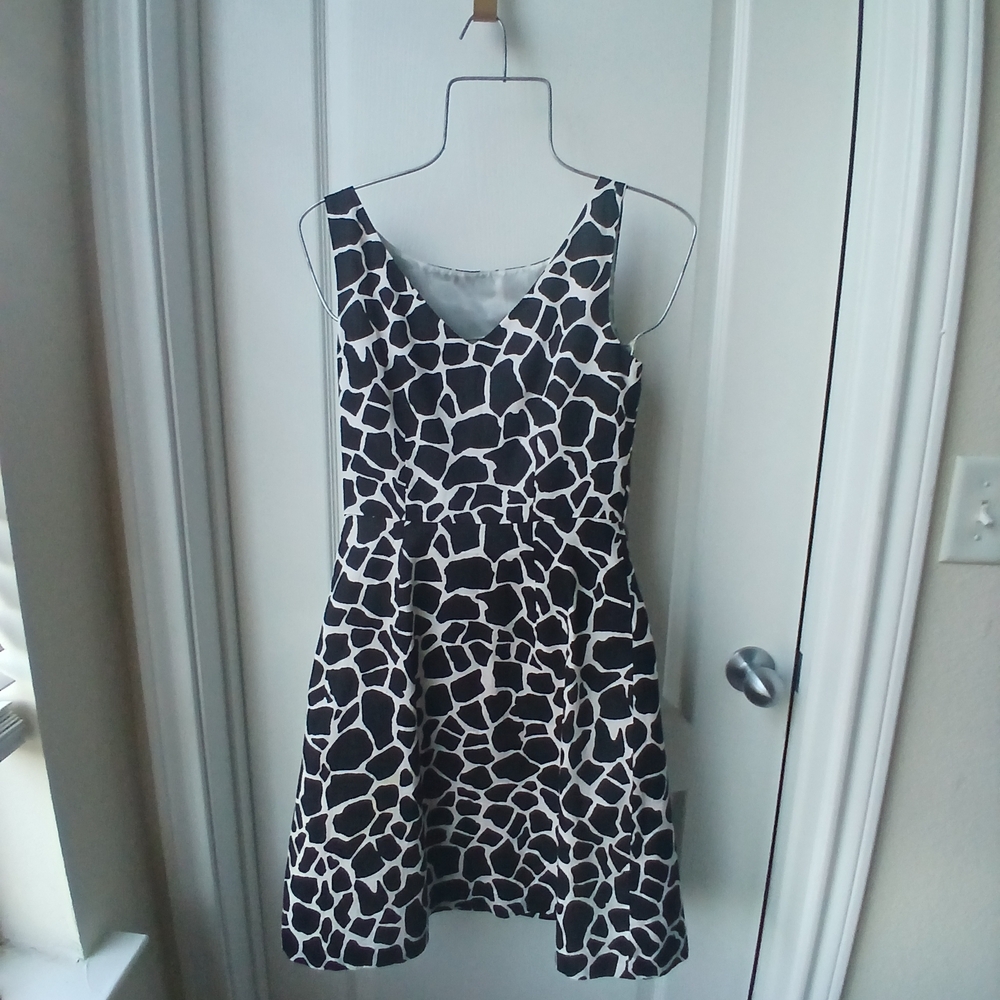 3/$15 Ann Taylor Black and White Giraffe Print Mini Dress Size 0 - Picture 3 of 8